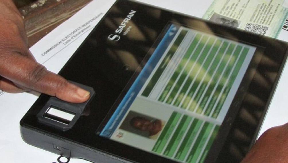Election-Presidentielle-2015-Tablette-biométrie-cei-numerique
