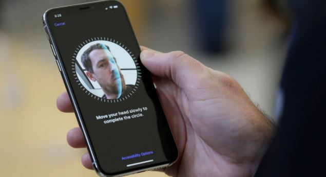 Les pirates prétendent battre Face ID de visage de l'iPhone X avec un masque de £ 115