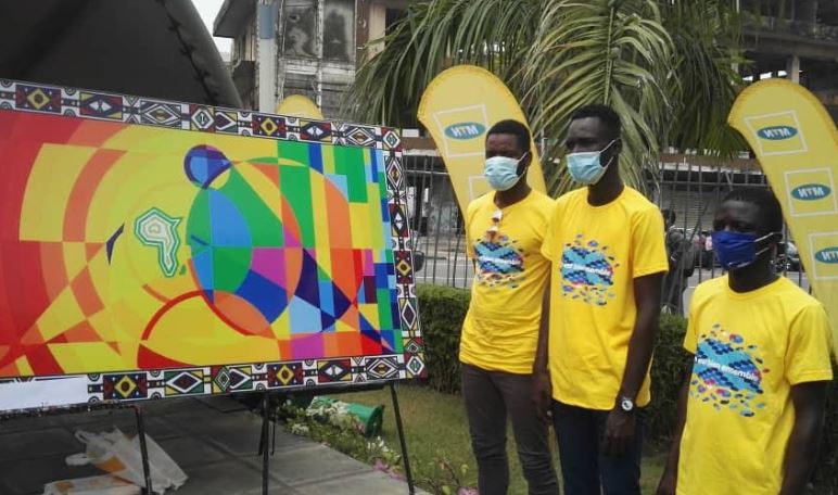 La compagnie MTN Côte d'Ivoire présente les œuvres d'art des lauréats du concours de fresques du Mandela Peace Park