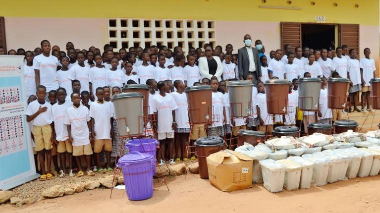 Atlantique Assurance Vie s’engage dans un projet de réfection de latrines et point d’eau pour les élèves à Korhogo